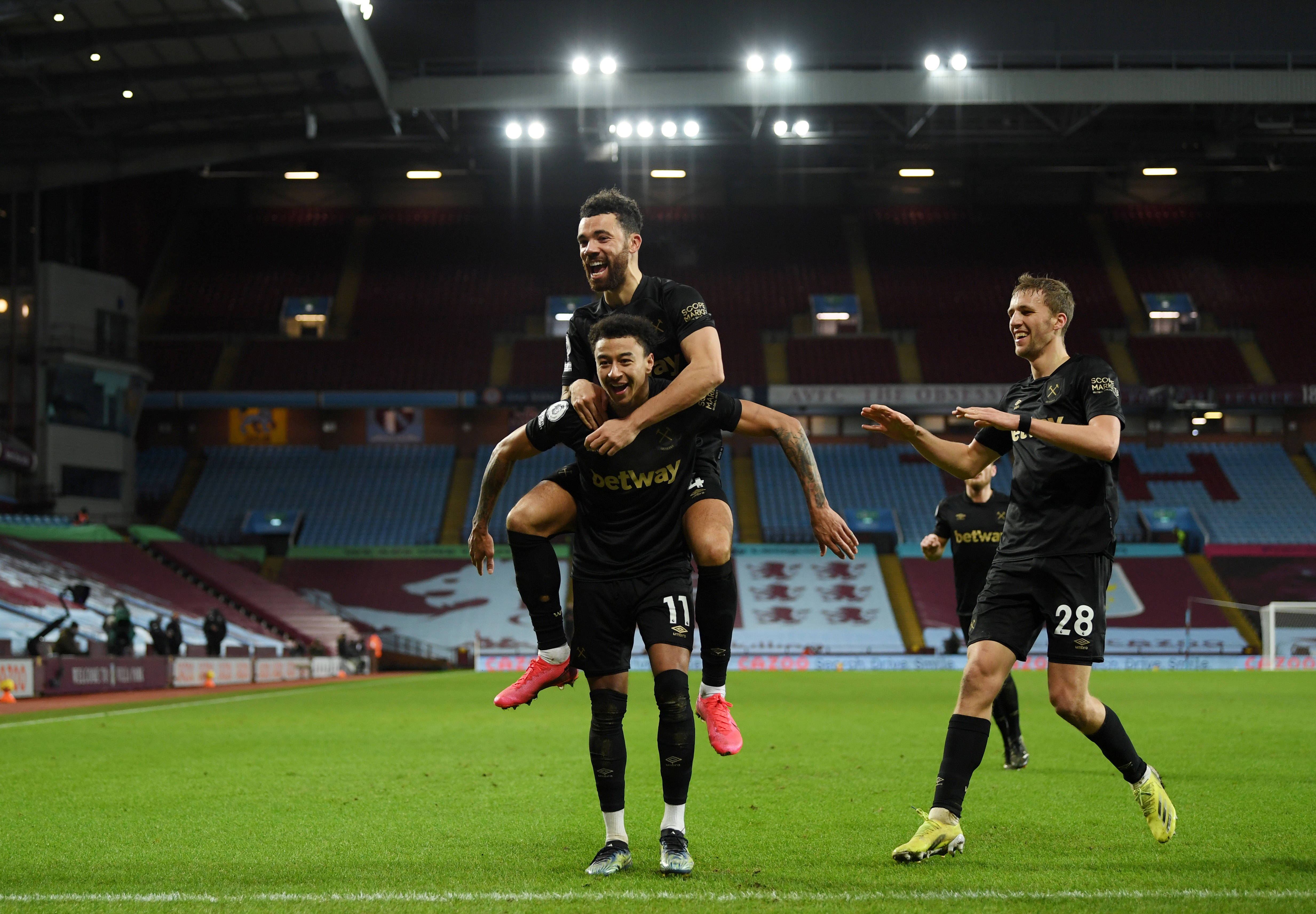 中超比赛亮点：上海海港2-1战胜山东泰山,