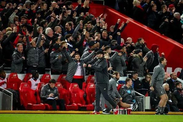 前利物浦后卫马蒂普退役后首亮相，现身沙尔克04广告