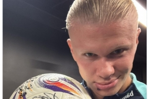 意媒：铃木彩艳可能因为手部骨折缺阵三个月，明年2至3月复出